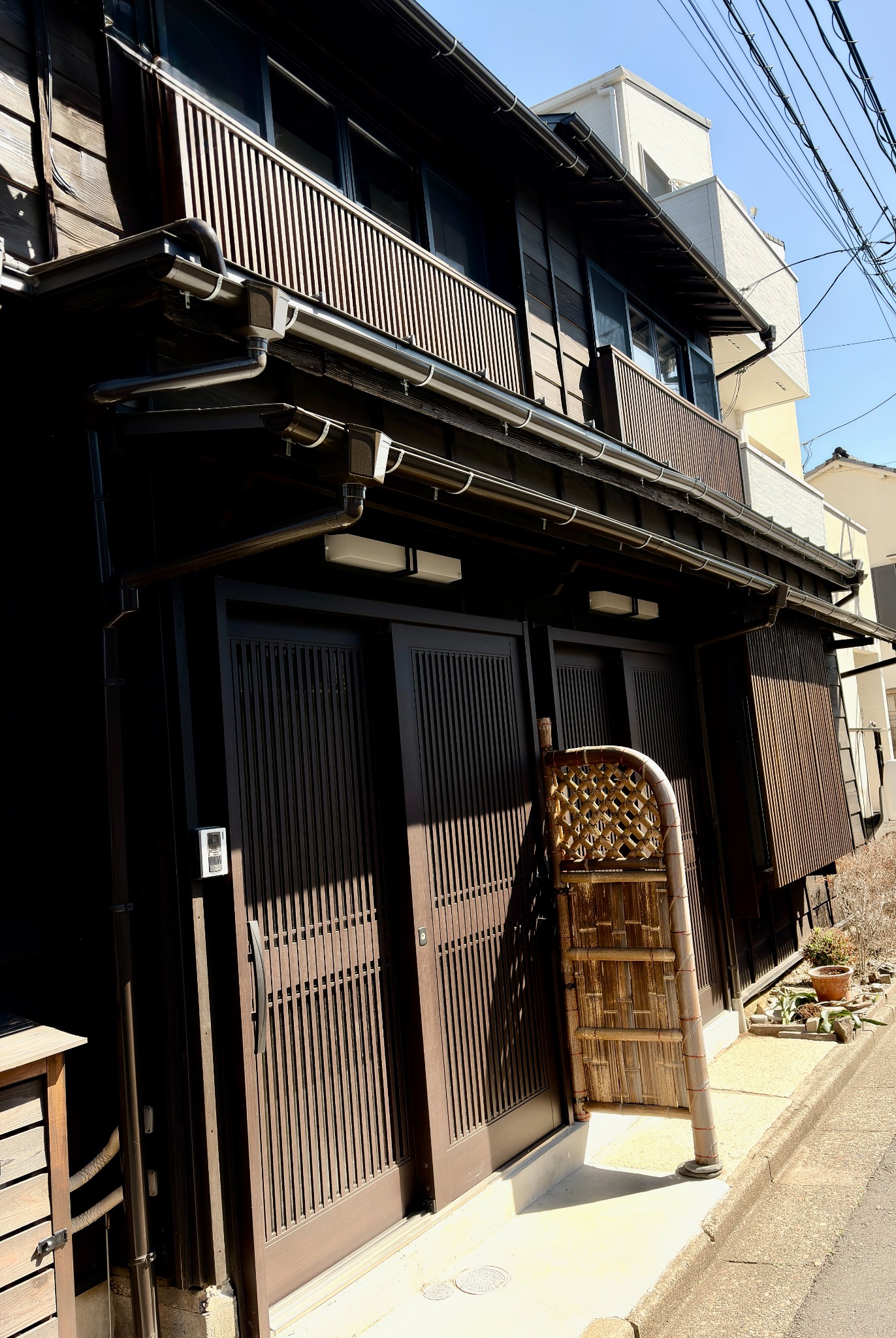 谷中の路地に建つ古民家の外観