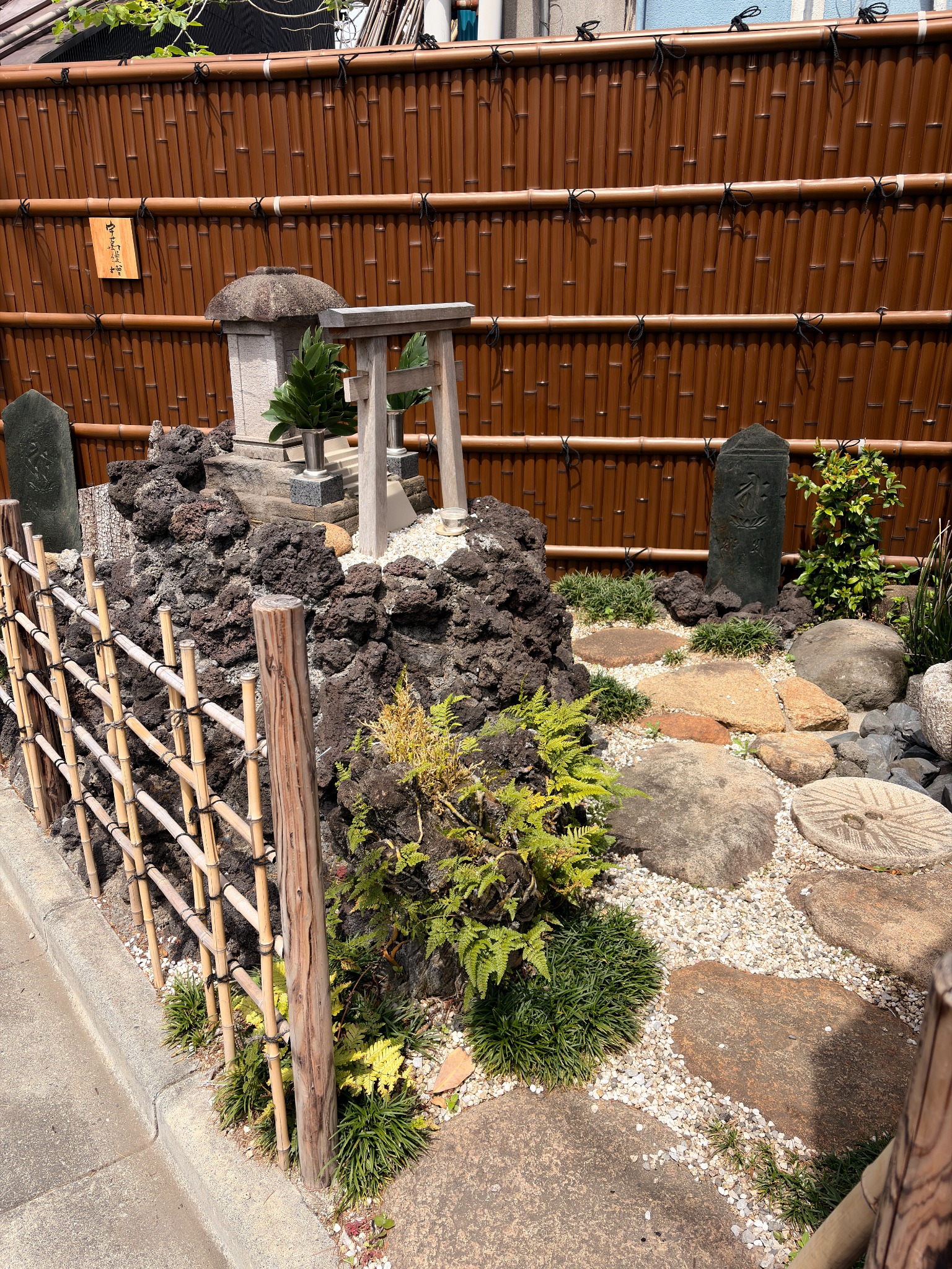 谷中富士の緑と石垣