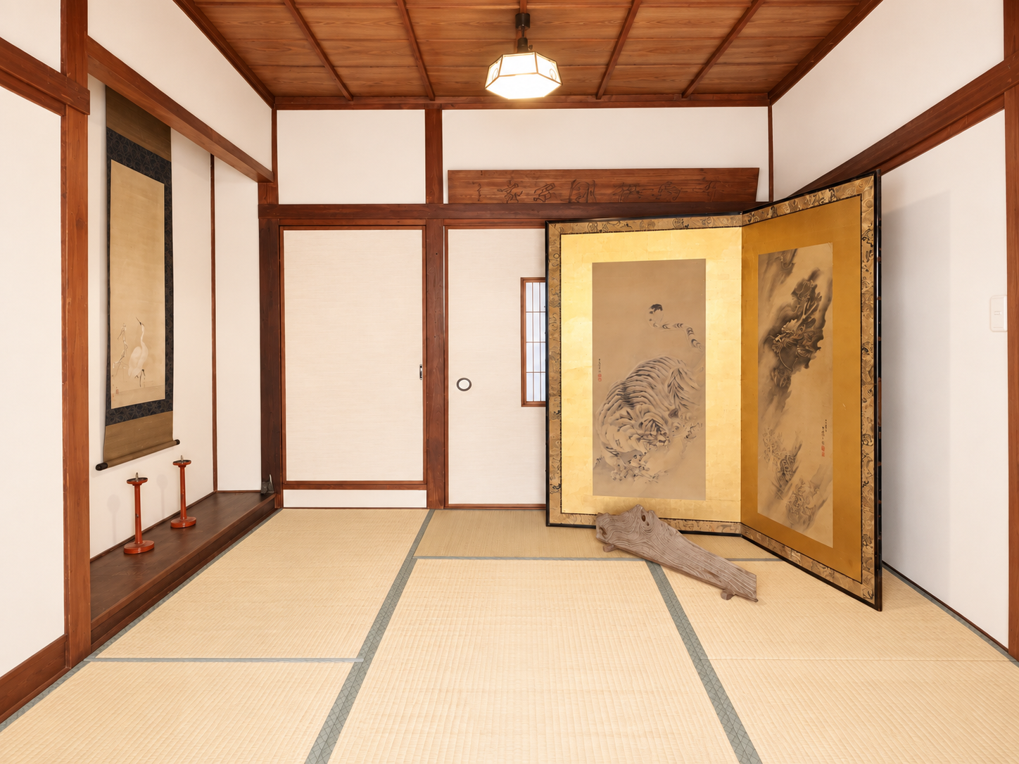 屏風と掛け軸を飾った和室